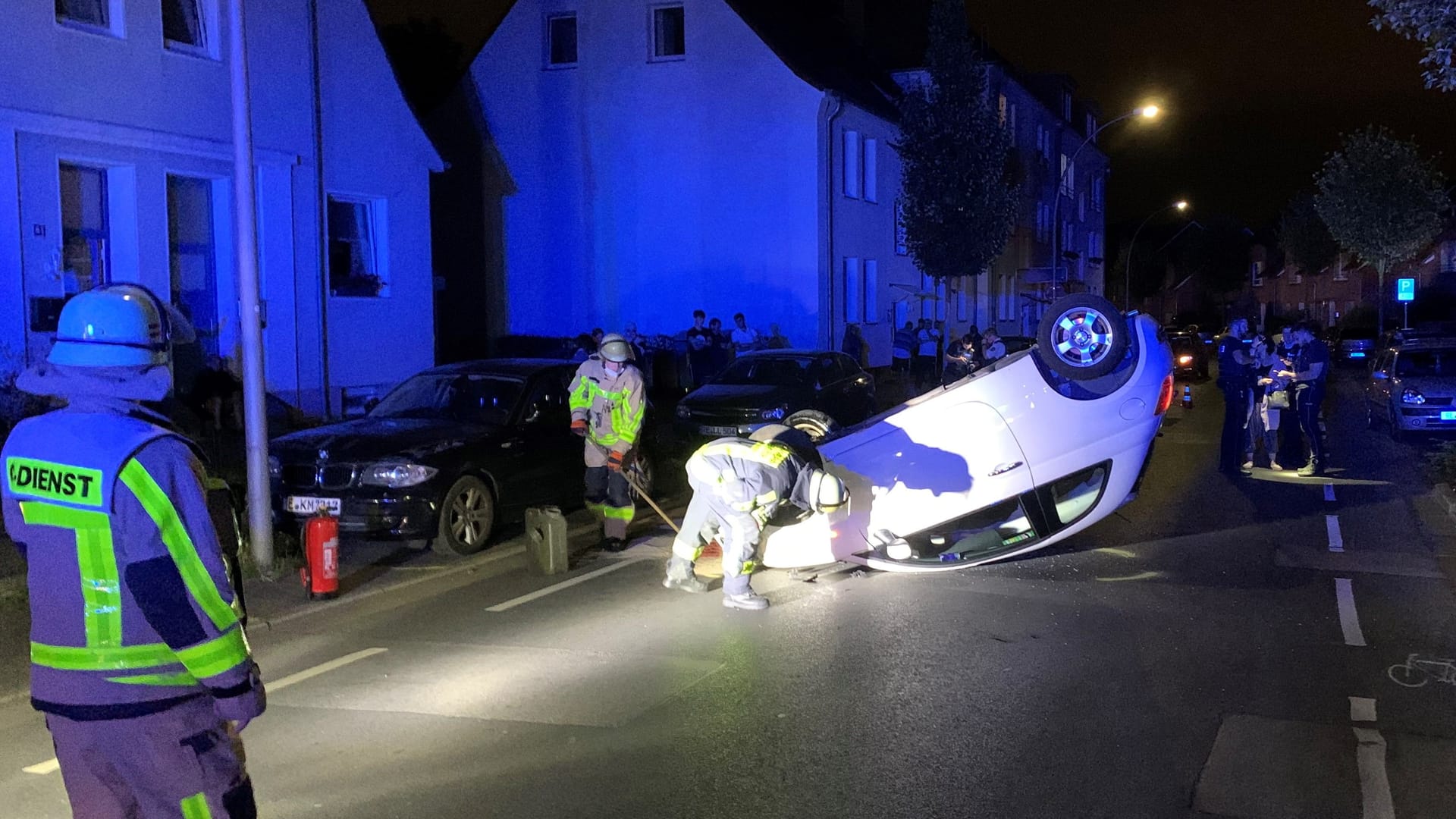 Der verunfallte Pkw: Die 19-Jährige konnte sich selbstständig aus dem Wagen befreien.