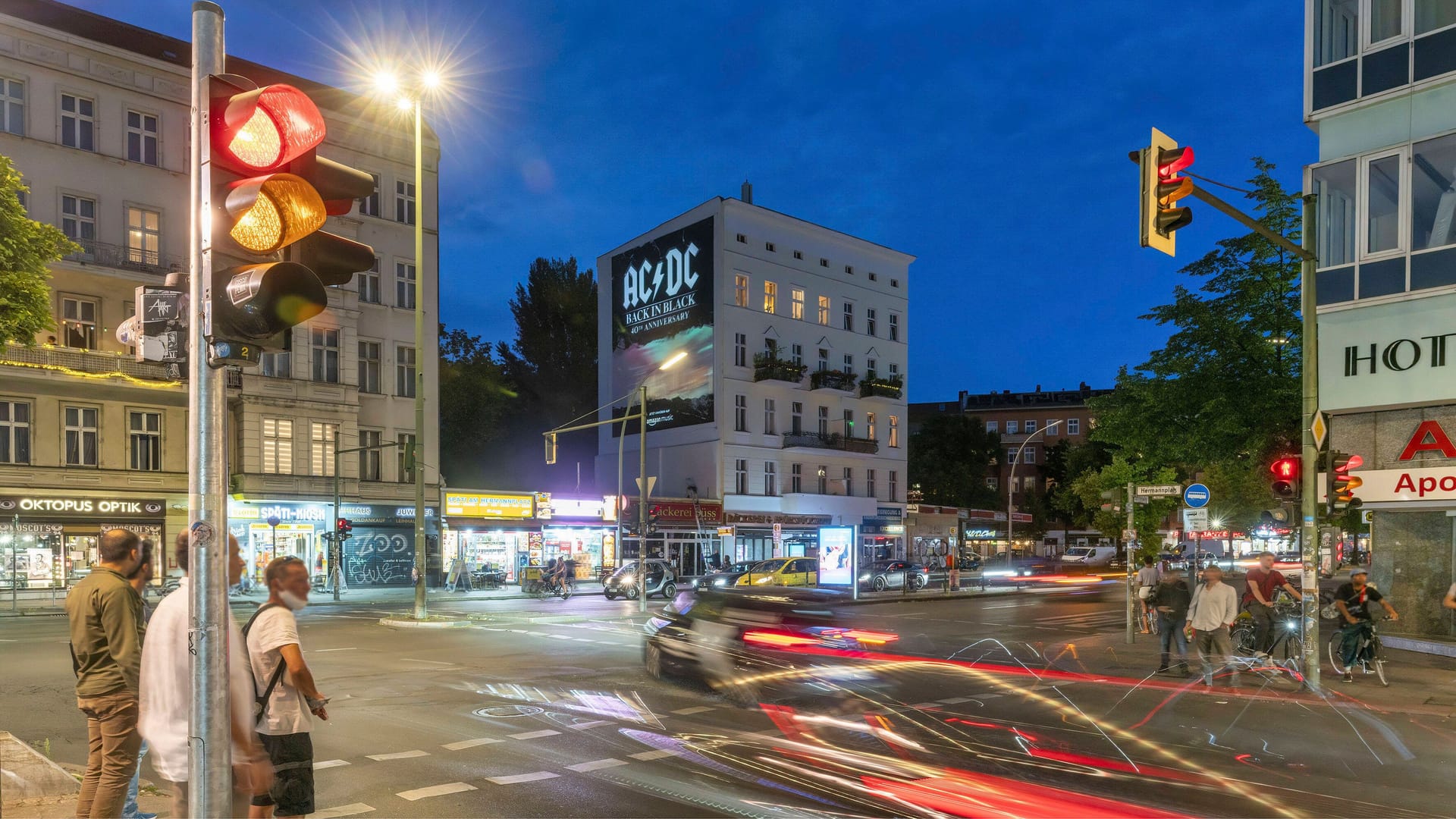 Eine Kreuzung in Berlin (Symbolbild): Noch leuchten die Ampeln auch in der Nacht – das könnte sich bald aber ändern.