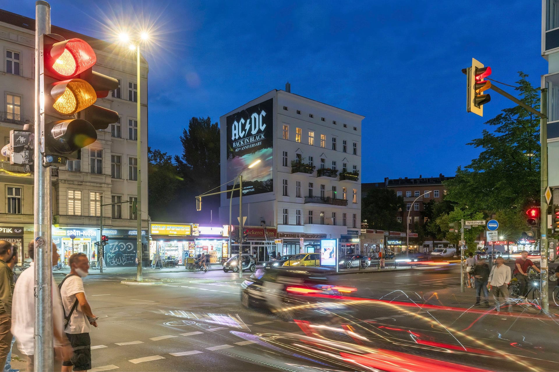 Eine Kreuzung in Berlin (Symbolbild): Noch leuchten die Ampeln auch in der Nacht – das könnte sich bald aber ändern.