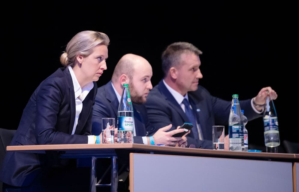 AfD-Führungskräfte auf einem Parteitag: (von links) Alice Weidel, Fraktionsvorsitzende im Bundestag, Markus Frohnmaier, Bundestagsabgeordneter, und Martin Hess, Bundestagsabgeordneter.
