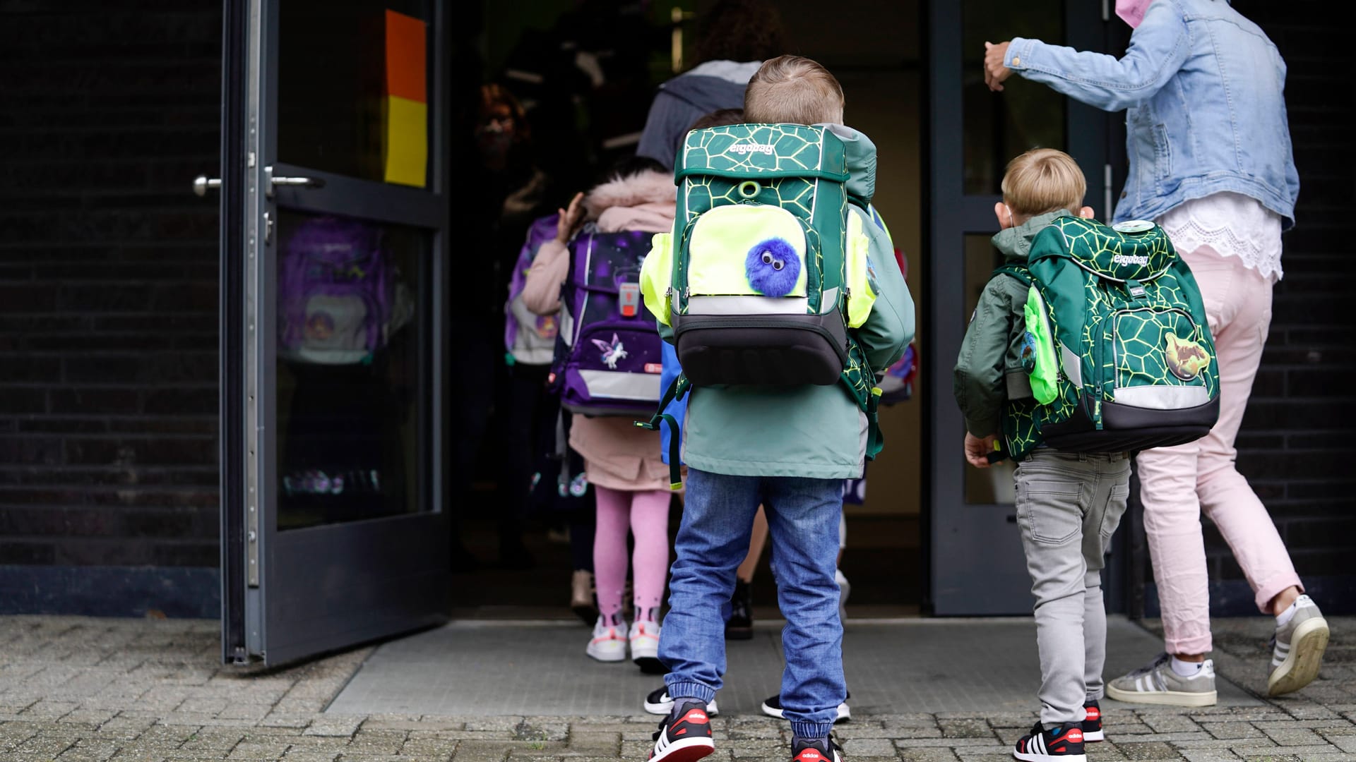 Kinder gehen in eine Schule (Symbolbild): Die Schulbehörde hat einen Plan vorgestellt, wie es mit den Corona-Maßnahmen nach den Ferien weitergeht. Kinder gehen in eine Schule (Symbolbild): Die Schulbehörde hat einen Plan vorgestellt, wie es mit den Corona-Maßnahmen nach den Ferien weitergeht.