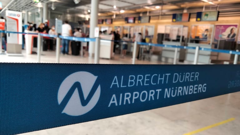 Absperrband am Flughafen Nürnberg (Symbolbild): Von Nürnberg aus lässt sich bald ein neues Direktziel nach Spanien ansteuern.
