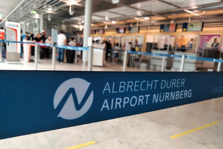 Absperrband am Flughafen Nürnberg (Symbolbild): Von Nürnberg aus lässt sich bald ein neues Direktziel nach Spanien ansteuern.
