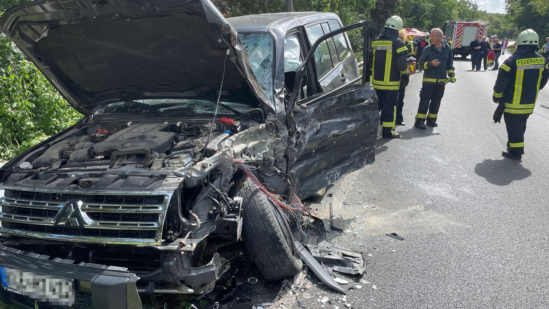 Der andere Pkw: Die Feuerwehr löste nach dem Unfall einen Großalarm aus.