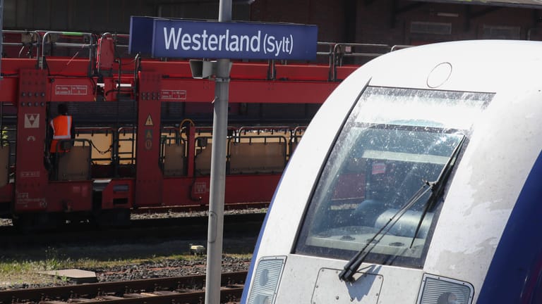 Ein Zug steht auf Westerland am Bahnhof (Symbolbild): Eine Polizistin hat einen Warnschuss abgegeben.