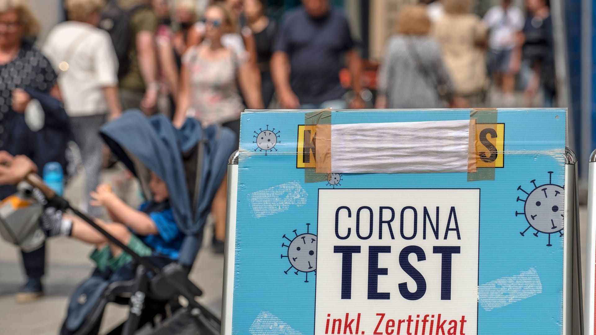 Ein Hinweisschild für ein Corona-Testzentrum (Symbolbild). Niedersachsens Ärztekammer-Chefin fordert eine Rückkehr zu kostenlosen Corona-Schnelltests.