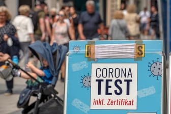 Ein Hinweisschild für ein Corona-Testzentrum (Symbolbild). Niedersachsens Ärztekammer-Chefin fordert eine Rückkehr zu kostenlosen Corona-Schnelltests.