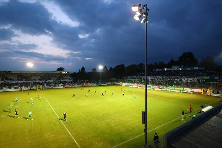 Eine Flutlichtanlage in der Regionalliga: Der DFB hat bereits Sorge in Bezug auf die steigenden Energiekosten in Deutschland.