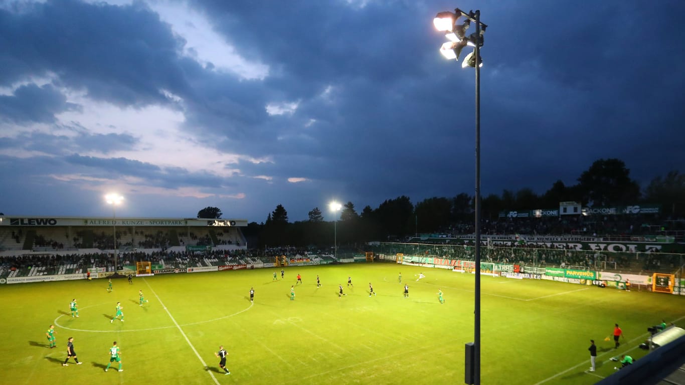 Eine Flutlichtanlage in der Regionalliga: Der DFB hat bereits Sorge in Bezug auf die steigenden Energiekosten in Deutschland.