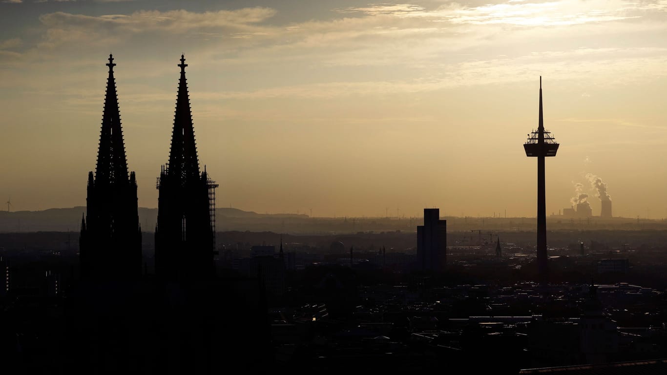 Blick auf die Kölner Skyline: In der Domstadt wird es heute heiß. Im Liveticker berichtet t-online von vor Ort.