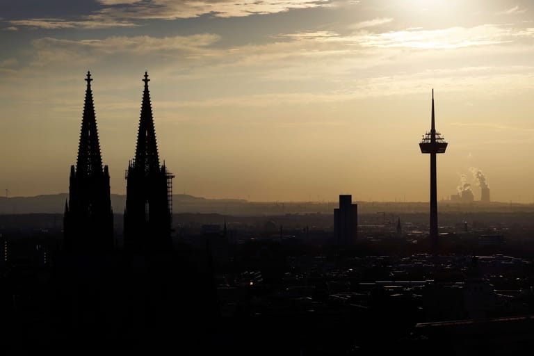 Blick auf die Kölner Skyline: In der Domstadt wird es heute heiß. Im Liveticker berichtet t-online von vor Ort.