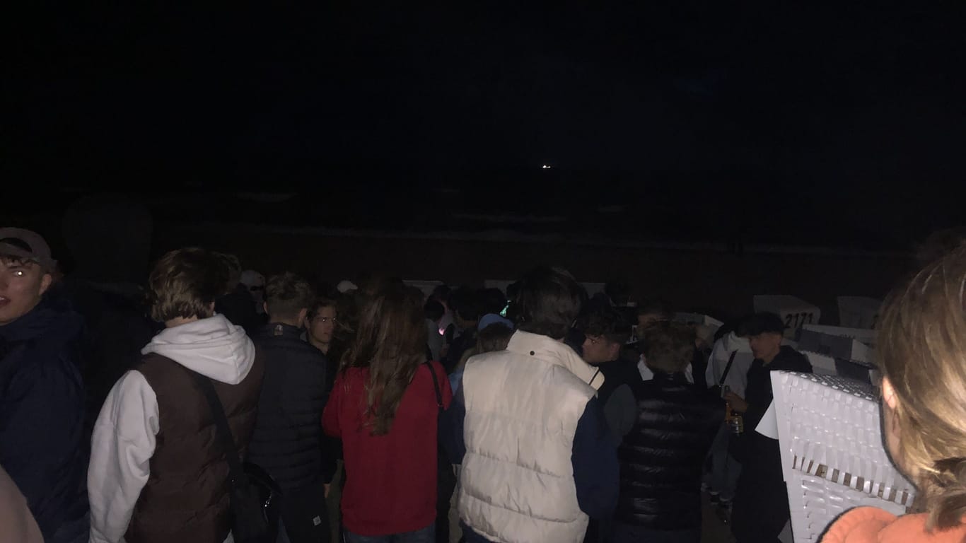 Junges Partyvolk feiert mitten in der Nacht an der Sylter "Himmelsleiter": Schutz bieten zusammengestellte Strandkörbe.
