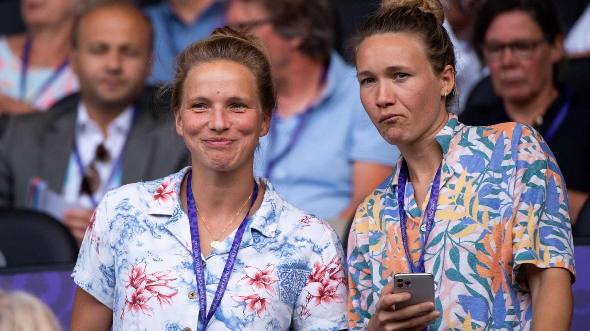 Tabea Kemme (li.) mit Ex-Nationalspielerin Josephine Henning beim Gruppenspiel zwischen der Schweiz und den Niederlanden: Beide bereisen aktuell mit ihrem Bus das Land und verfolgen die EM vor Ort.