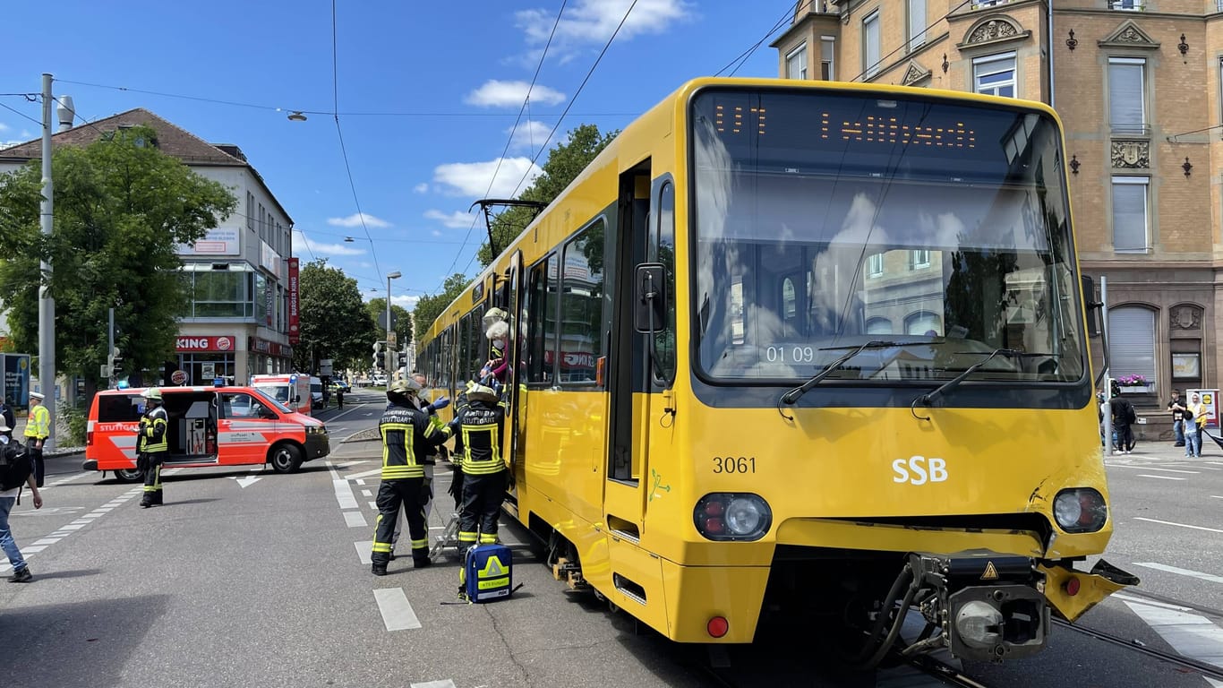 Rettungskräfte holen Verletzte aus der Stadtbahn in Stuttgart-Bad Cannstatt: Sechs Personen wurden beim Zusammenprall eines Autos mit der Bahn der Linie U1 verletzt.