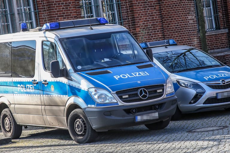 Streifenwagen vor der Polizeidirektion in Reinickendorf (Symbolbild): Die Täter erbeuteten bei dem Überfall Geld.