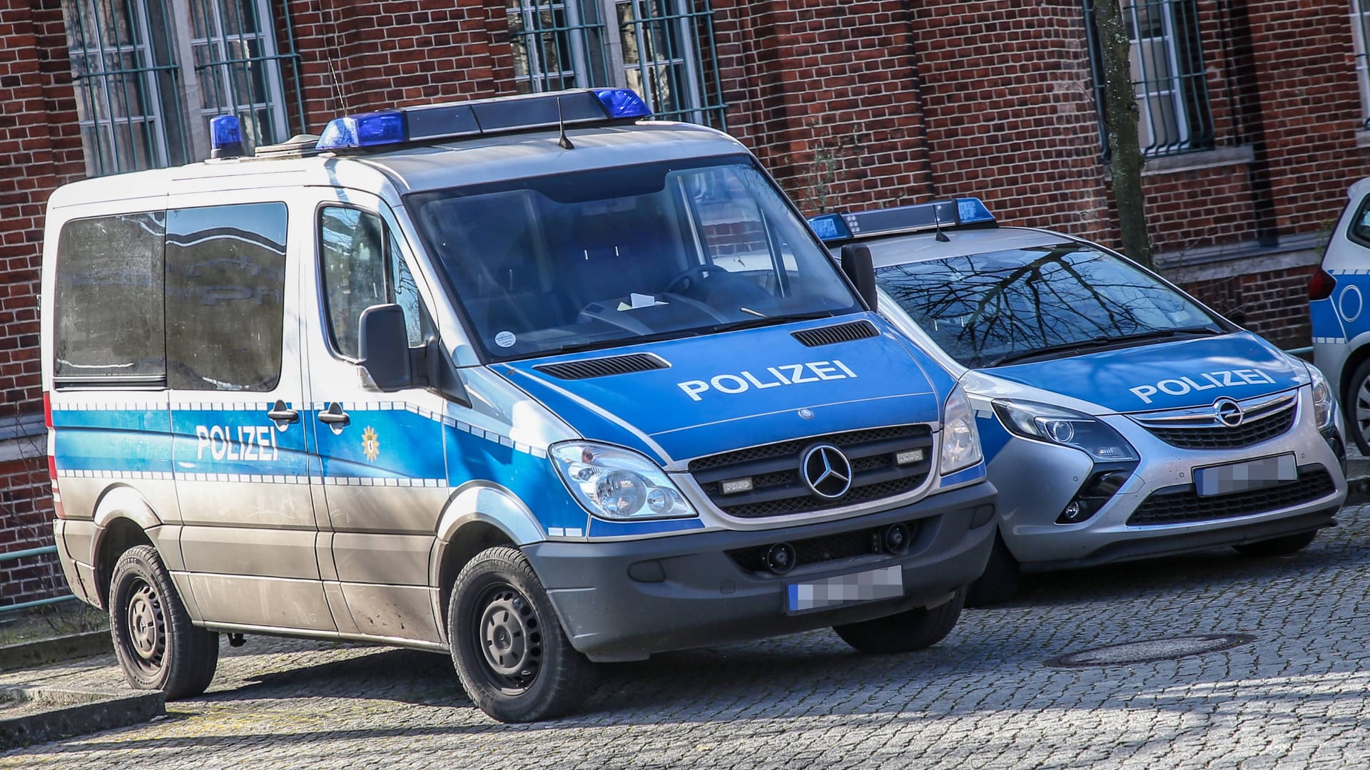 Streifenwagen vor der Polizeidirektion in Reinickendorf (Symbolbild): Die Täter erbeuteten bei dem Überfall Geld.