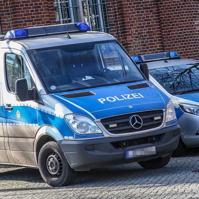 Streifenwagen vor der Polizeidirektion in Reinickendorf (Symbolbild): Die Täter erbeuteten bei dem Überfall Geld.