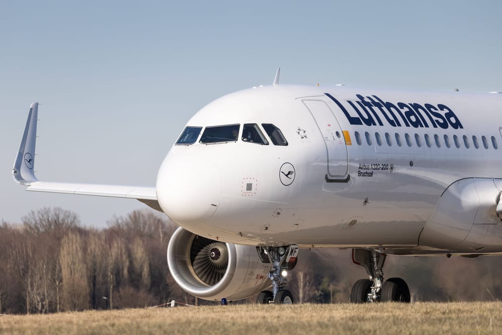 Ein Flugzeug der Lufthansa in Hamburg (Symbolbild): Zahlreiche Flieger könnten am Boden bleiben.