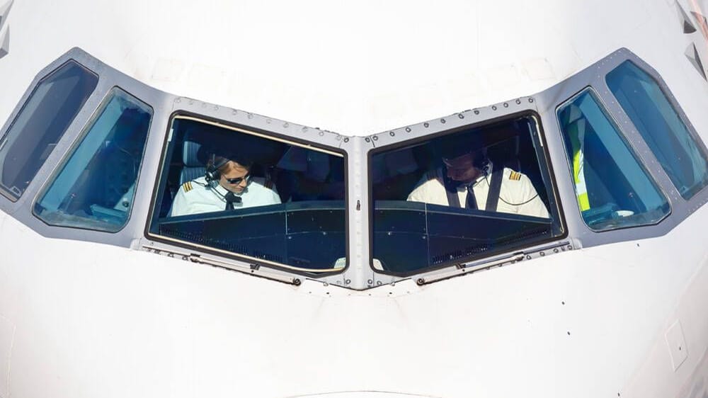 Lufthansa-Piloten im Cockpit (Symbolbild): Für die Airline bahnt sich bereits der nächste Streik an. Lufthansa-Piloten im Cockpit (Symbolbild): Für die Airline bahnt sich bereits der nächste Streik an.