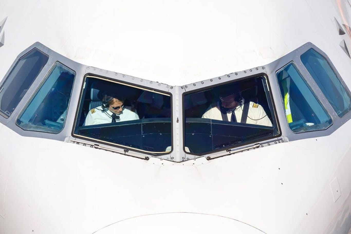 Lufthansa-Piloten im Cockpit (Symbolbild): Für die Airline bahnt sich bereits der nächste Streik an.