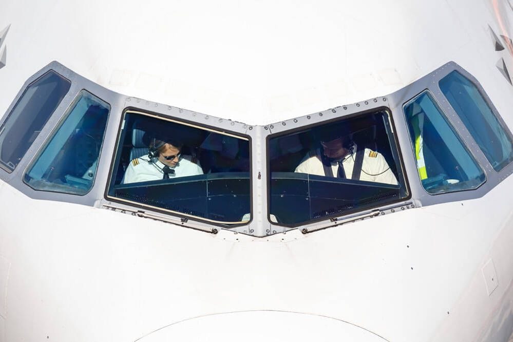Lufthansa-Piloten im Cockpit (Symbolbild): Für die Airline bahnt sich bereits der nächste Streik an. Lufthansa-Piloten im Cockpit (Symbolbild): Für die Airline bahnt sich bereits der nächste Streik an.