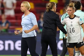 Martina Voss-Tecklenburg (l.) ballt die Faust: Der Sieg gegen Dänemark war ein überzeugender Auftritt.