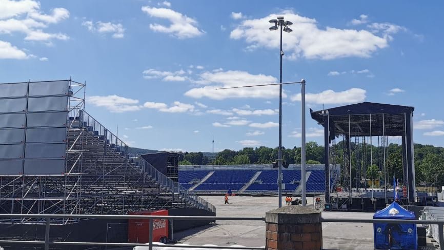 Cannstatter Wasen in Stuttgart: Rund 24 Stunden vor dem Auftritt von Iron Maiden laufen die Bauarbeiten auf Hochtouren.