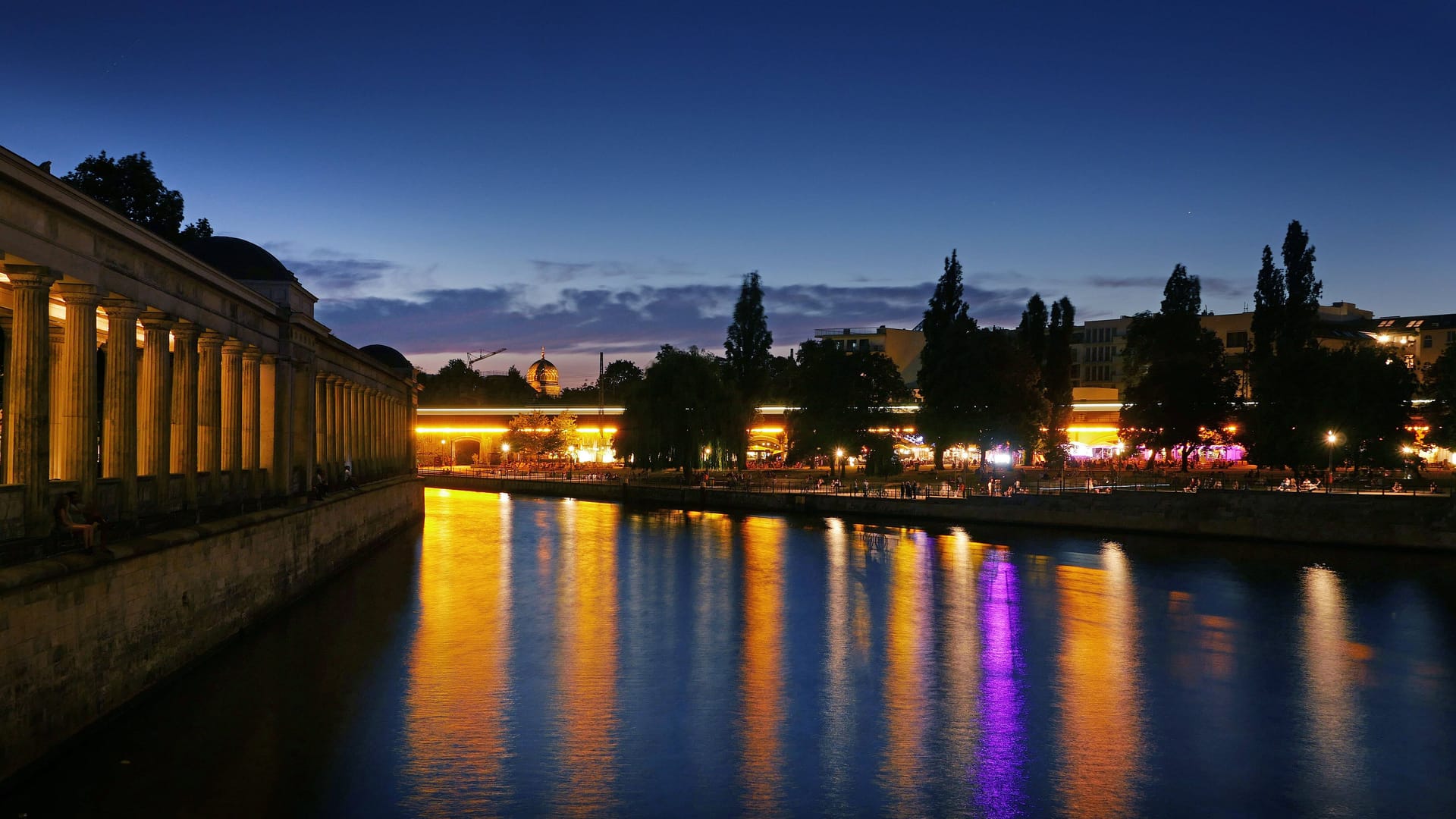 Blick von der Friedrichbrücke auf den James-Simon-Park (Archiv): Die Person kam in eine Klinik. Blick von der Friedrichbrücke auf den James-Simon-Park (Archiv): Die Person kam in eine Klinik.