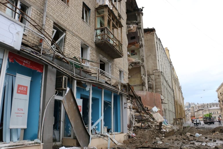 Ein zerstörtes Wohnhaus in Charkiw: Auch Daria Kurdel starb bei einem russischen Beschuss in der Ukraine (Symbolbild).