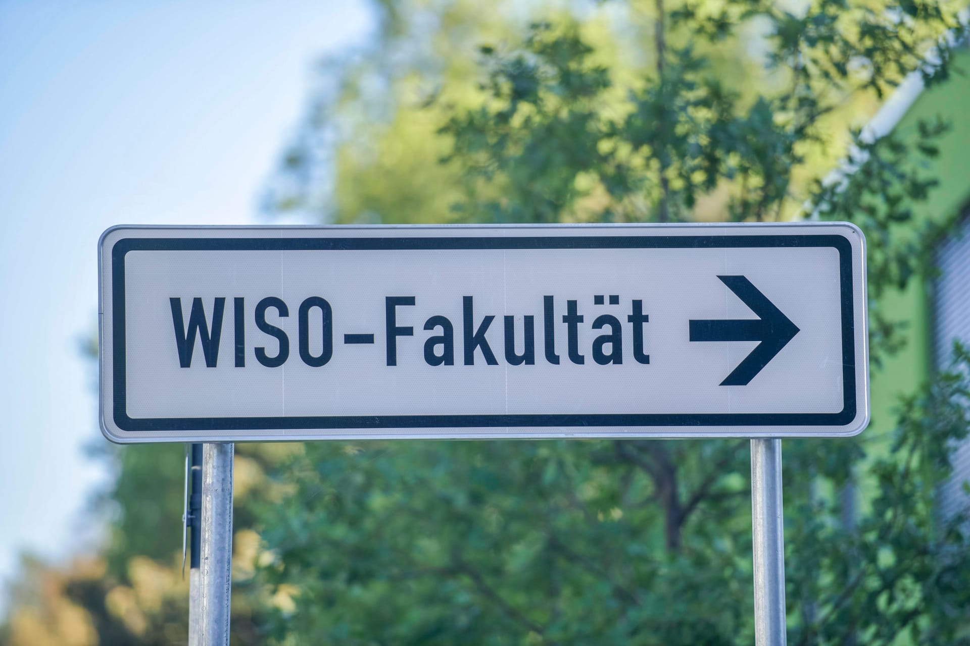 Ein Schild verweist zur Wirtschafts- und Sozialwissenschaftlichen Fakultät der Universität Köln: Ein dort lehrender Professor soll sich rassistisch geäußert haben.