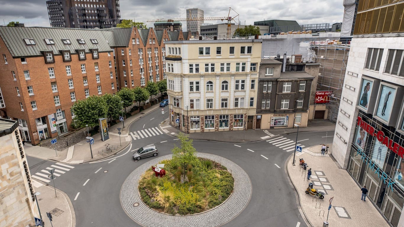 Eine kleine Verkehrsinsel in der Innenstadt – darauf stehen ein Bäumchen und ein rotes Nashorn zu Werbezwecken für einen Lokalsender. Der kleine grüne Fleck fand sich bei Google als angeblicher "Brauer-Gedächtnis-Park".
