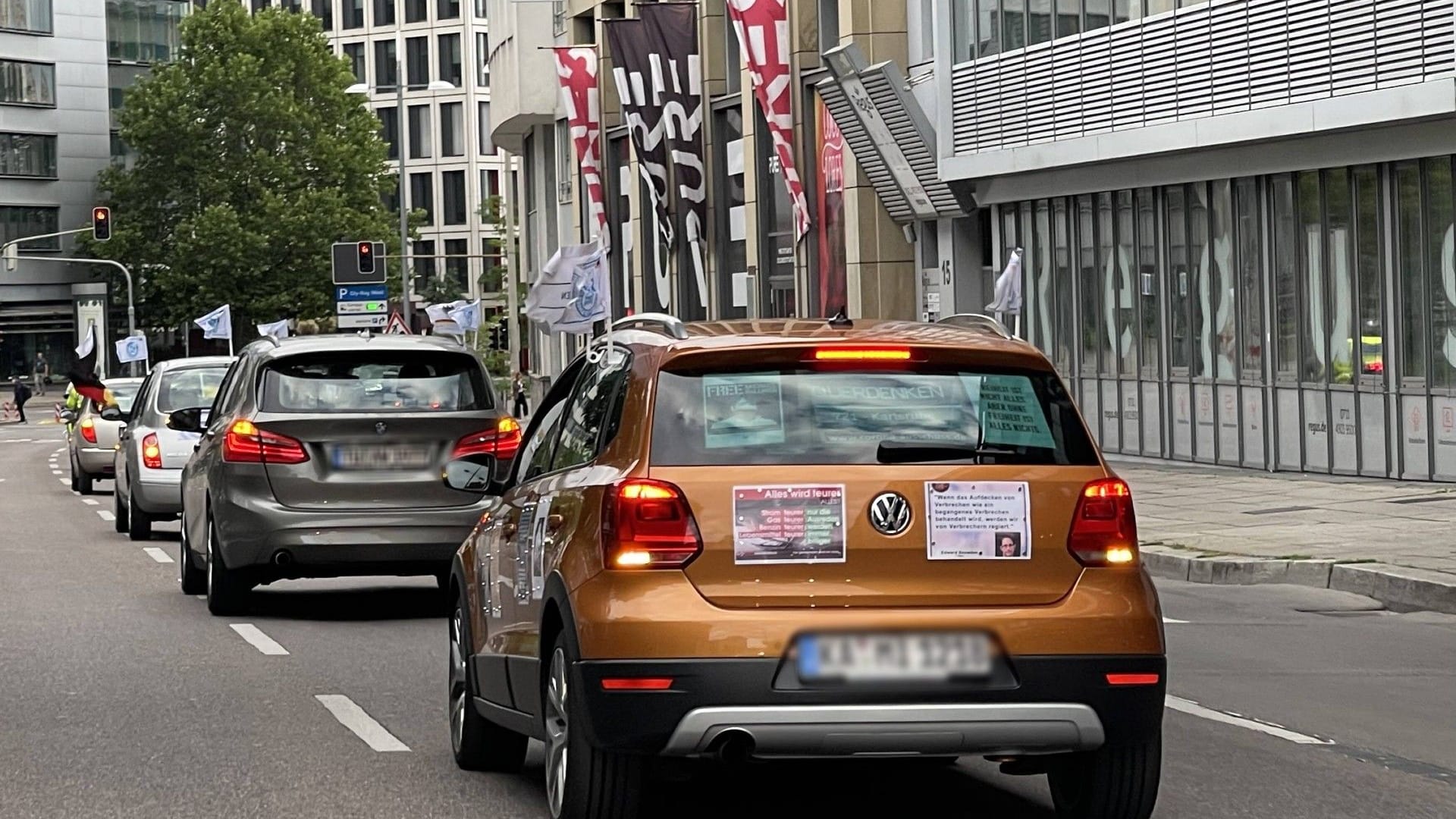 Autokorso von "Querdenkern" in Stuttgart: Rund 20 Fahrzeuge sind beteiligt.