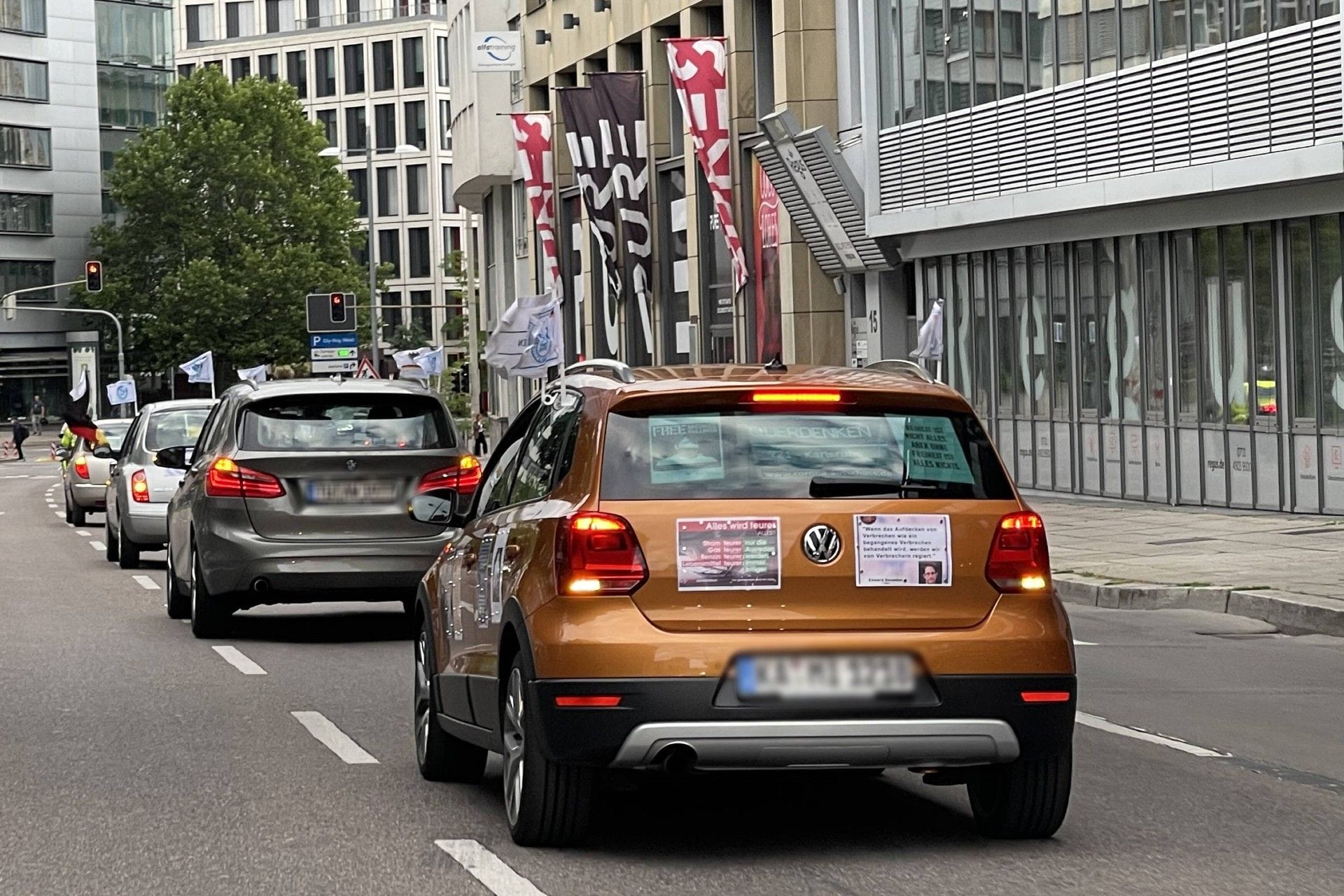 Autokorso von "Querdenkern" in Stuttgart: Rund 20 Fahrzeuge sind beteiligt.