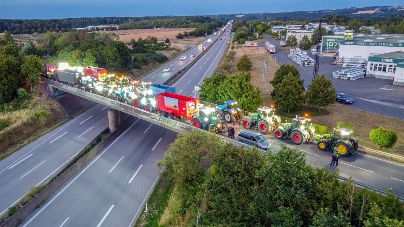 Bauernprotest auf der Autobahnbrücke an der A14 bei Grimma: Die Landwirte demonstrieren gegen eine befürchtete Verschärfung der Umweltauflagen.