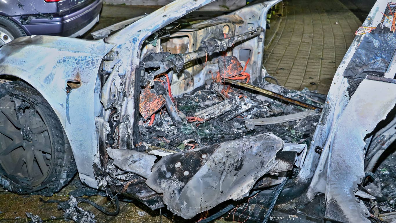 Ein ausgebrannter Tesla (Symbolbild): Hat die Batterie Feuer gefangen, bleibt oft nicht mehr, als das E-Auto ausbrennen zu lassen.