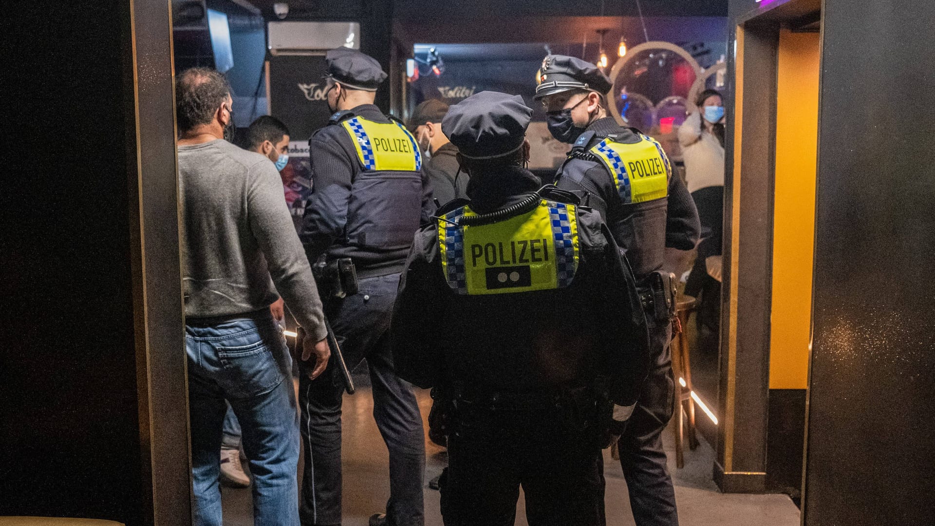 Polizei im Einsatz auf Hamburg-St. Pauli (Symbolbild): Hier waren schon 2007 Waffen tabu. Polizei im Einsatz auf Hamburg-St. Pauli (Symbolbild): Hier waren schon 2007 Waffen tabu.