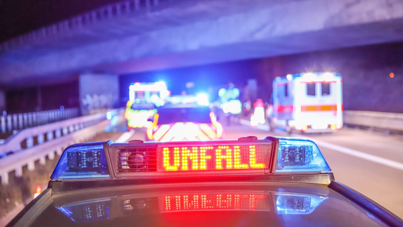 "Unfall" steht auf der LED-Anzeige eines Polizeiwagens (Symbolbild): Zwei Autos krachten ineinander.