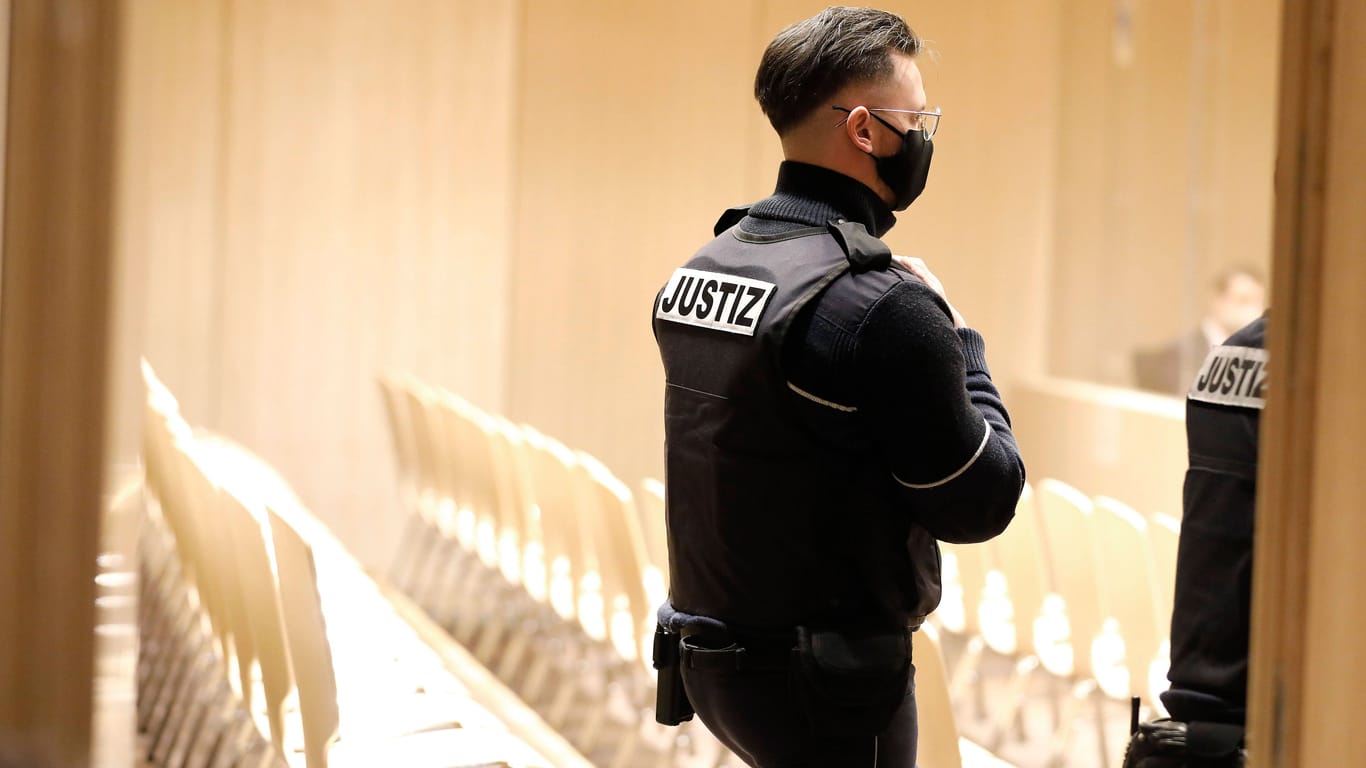 Polizist im Landgericht Bochum (Archivfoto): Erst beim dritten Versuch fiel der Verdacht auf die Frau. Polizist im Landgericht Bochum (Archivfoto): Erst beim dritten Versuch fiel der Verdacht auf die Frau.
