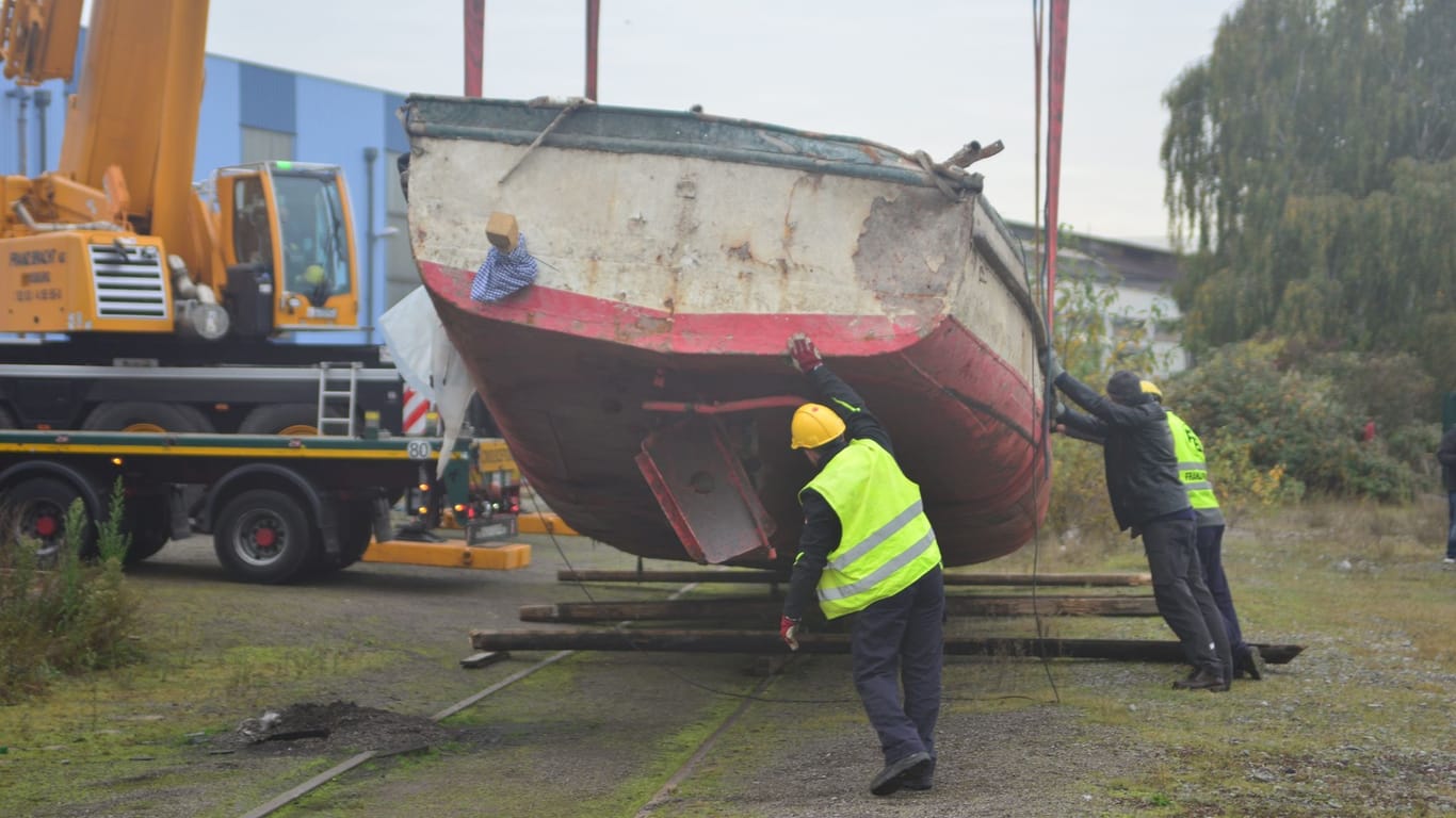 Die wieder aufgetauchte "Moornixe": Das Fahrgastschiff war beim Ruhrhochwasser im vergangenen Juli versunken.