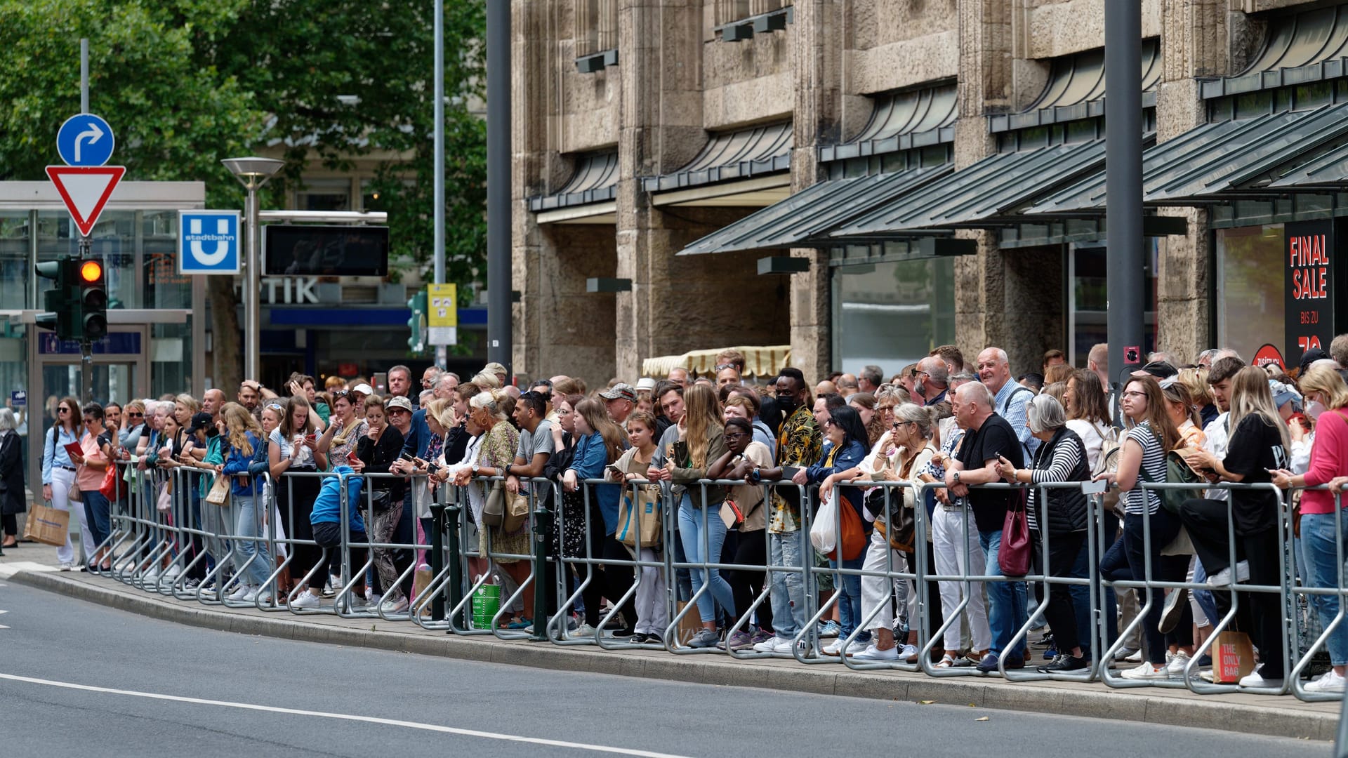 Hunderte Fans stehen vor dem Hotel Breidenbacher Hof: Hier wohnen zur Zeit die Rolling Stones.