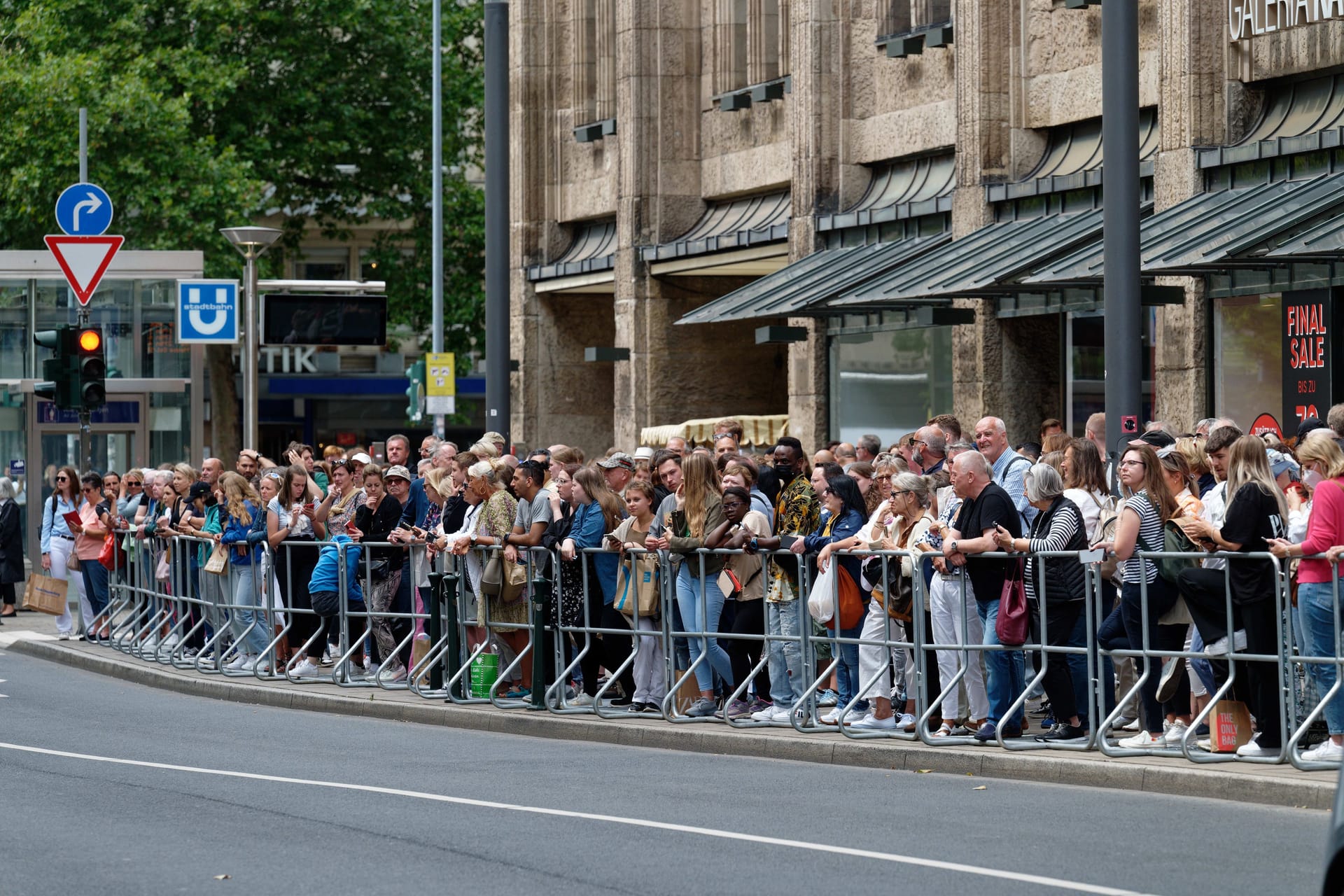 Hunderte Fans stehen vor dem Hotel Breidenbacher Hof: Hier wohnen zur Zeit die Rolling Stones.