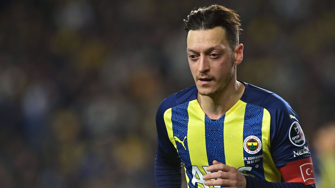 Mesut Özil: Der deutsche Ex-Nationalspieler wechselt innerhalb der Türkei.