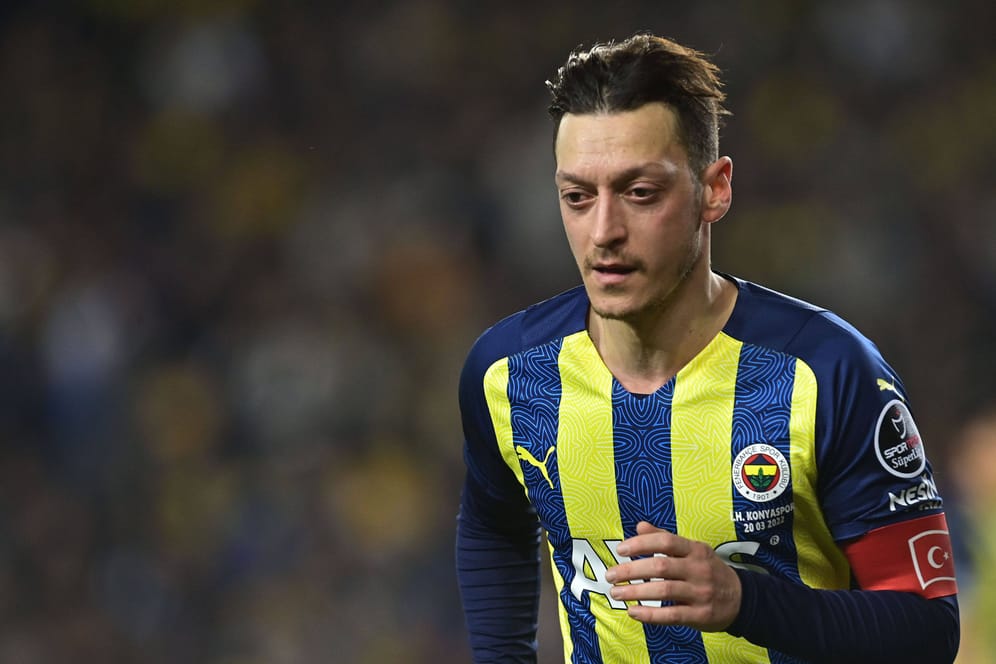 Mesut Özil: Der deutsche Ex-Nationalspieler wechselt innerhalb der Türkei.