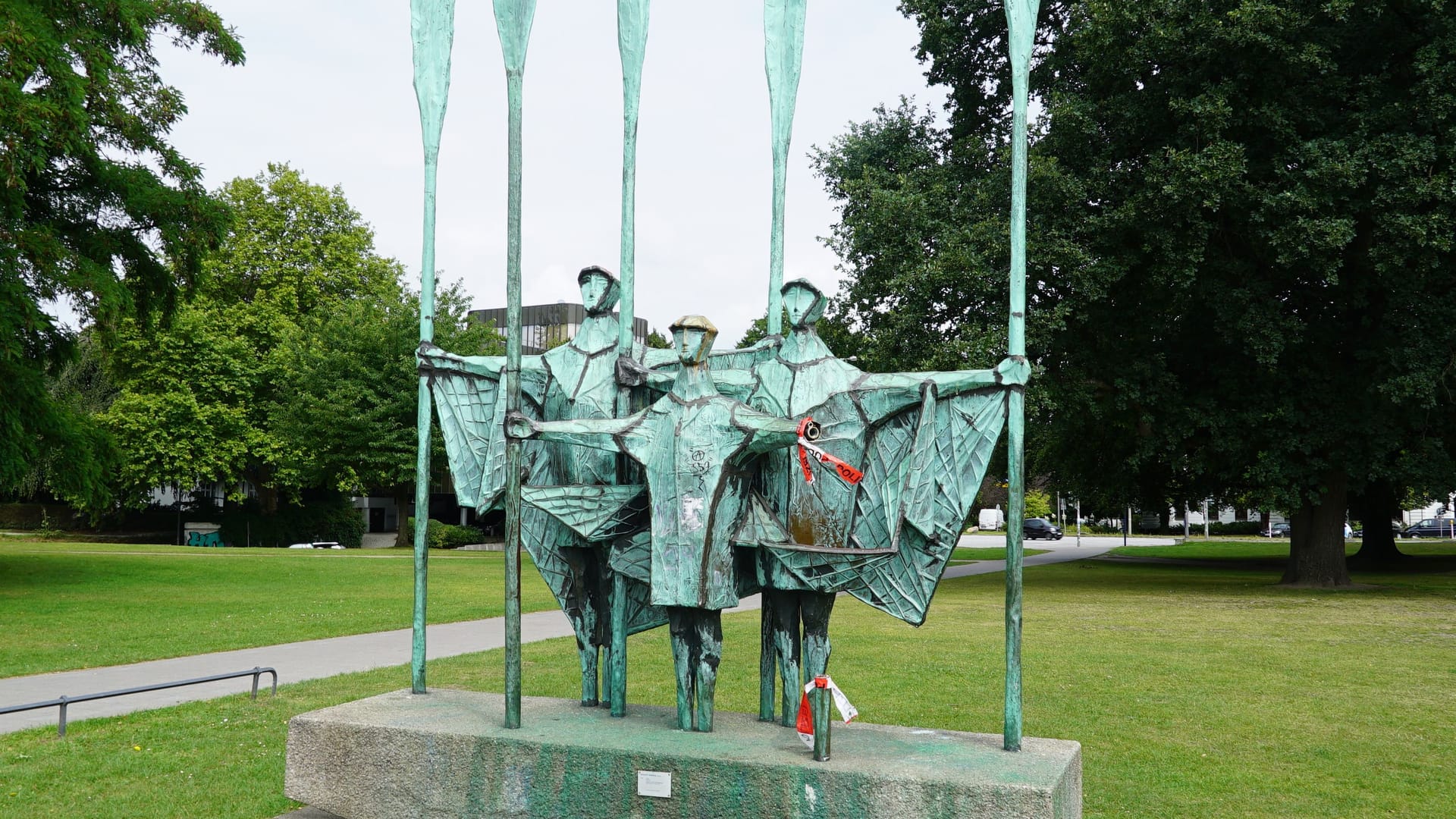 Die Figuren halten Ruder in der Hand, eines wurde davon jedoch gestohlen.