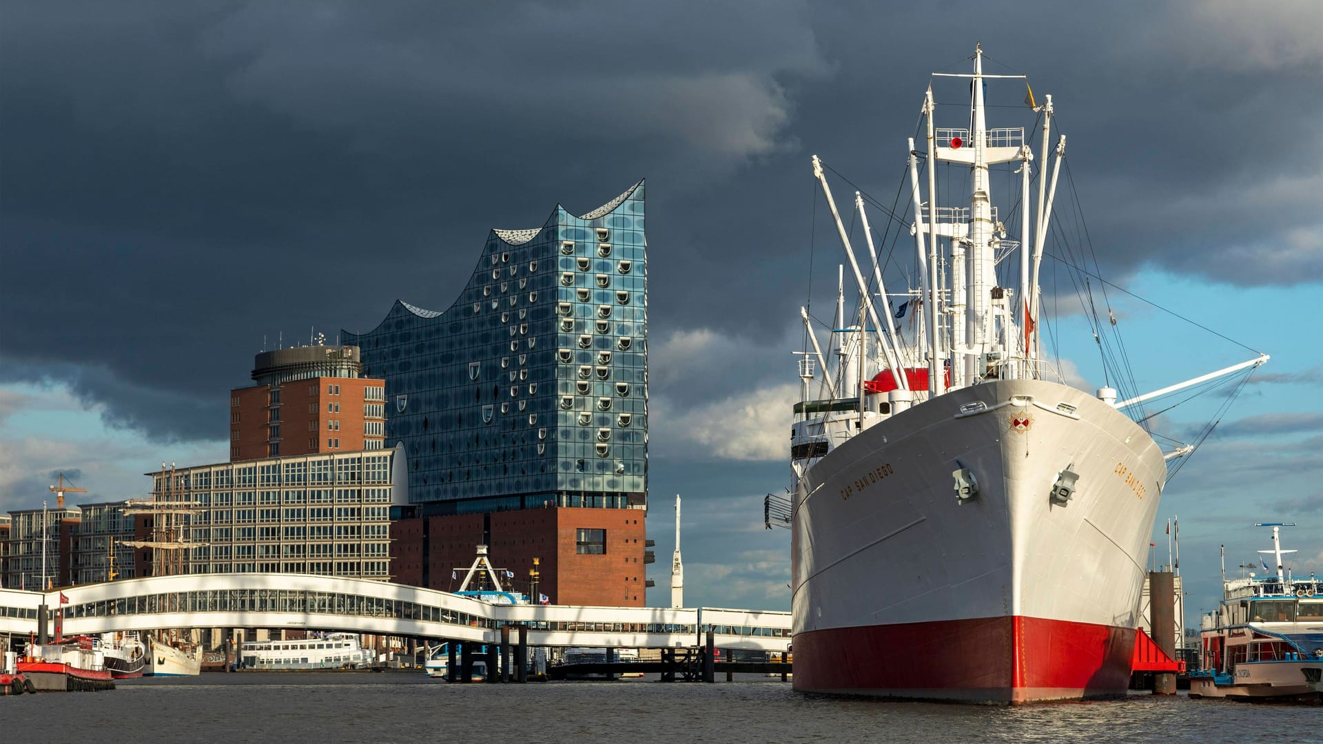 Das Museumsschiff "Cap San Diego" liegt vor der Elbphilharmonie im Hamburger Hafen: Hier kam es in der Nacht zum Sonnabend zu einem Polizeieinsatz.