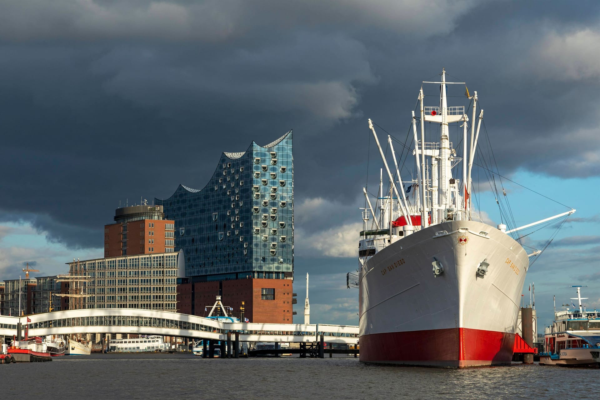 Das Museumsschiff "Cap San Diego" liegt vor der Elbphilharmonie im Hamburger Hafen: Hier kam es in der Nacht zum Sonnabend zu einem Polizeieinsatz.