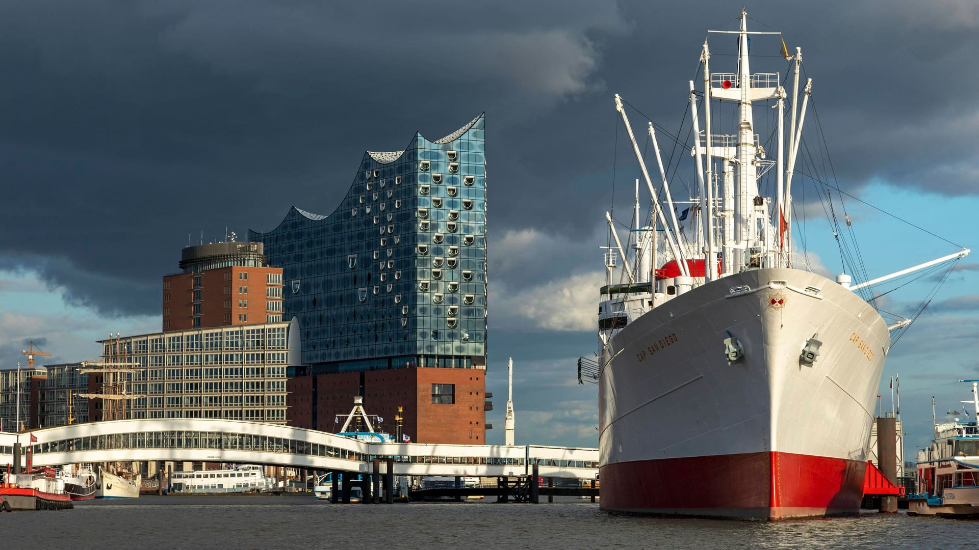 Das Museumsschiff "Cap San Diego" liegt vor der Elbphilharmonie im Hamburger Hafen: Hier kam es in der Nacht zum Sonnabend zu einem Polizeieinsatz.