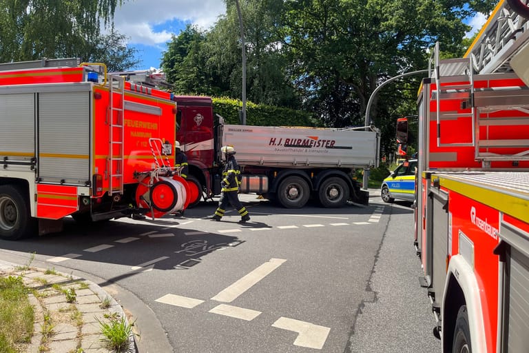 Die Unfallstelle: An einer Kreuzung in Hamburg-Poppenbüttel hat ein LKW einen Radfahrer erfasst.