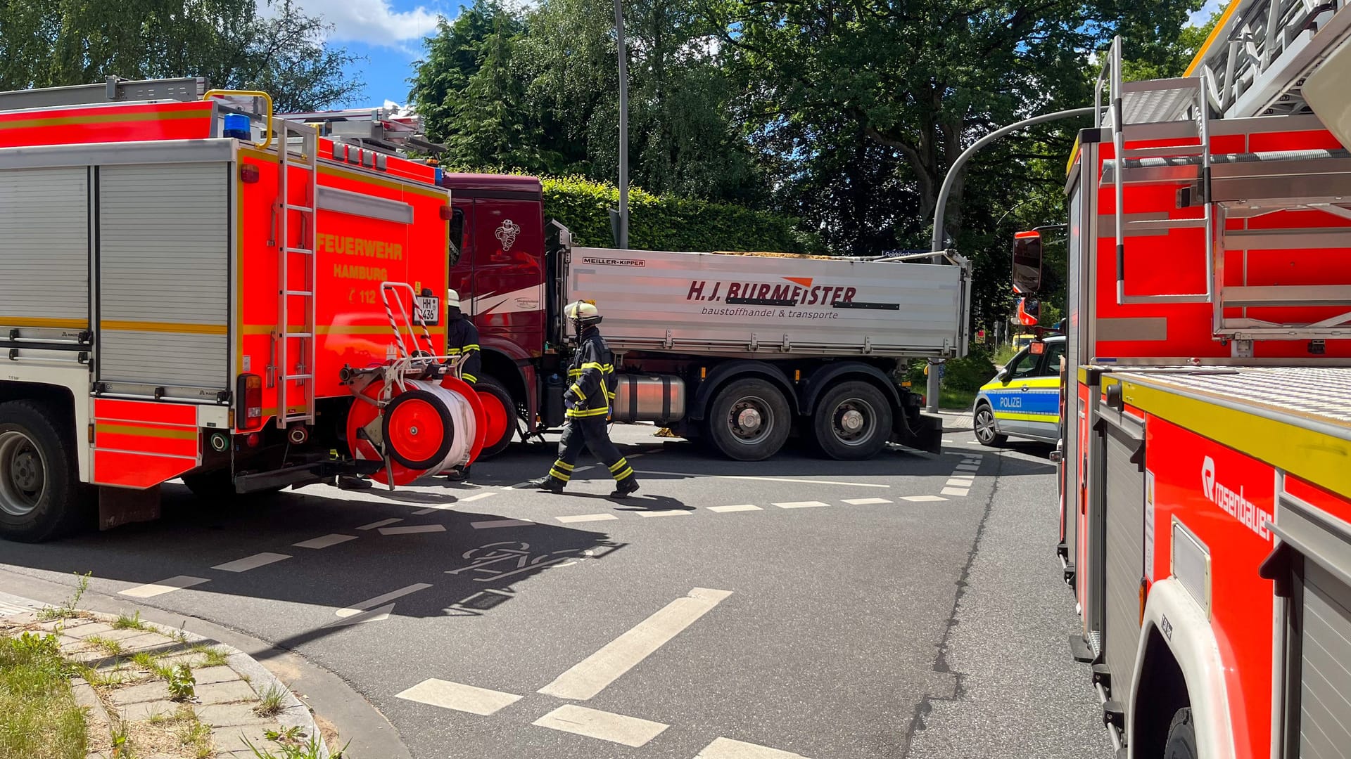 Die Unfallstelle: An einer Kreuzung in Hamburg-Poppenbüttel hat ein LKW einen Radfahrer erfasst. Die Unfallstelle: An einer Kreuzung in Hamburg-Poppenbüttel hat ein LKW einen Radfahrer erfasst.