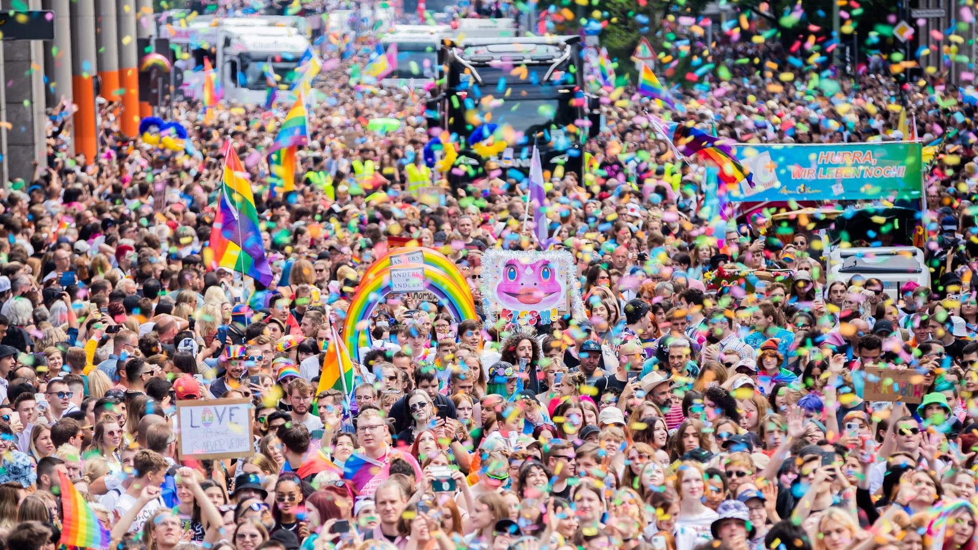 Menschenmassen ziehen über die Leipziger Straße: Das diesjährige Motto ist "United in Love! Gegen Hass, Krieg und Diskriminierung".